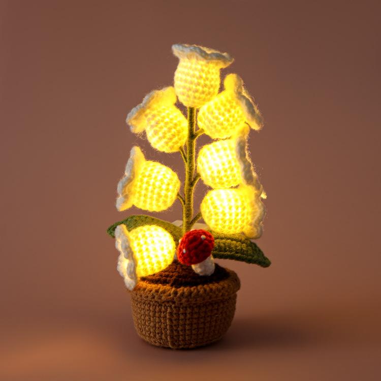 Gestrickte Glockenblume mit Licht Kreative gehäkelte Blumen im Topf Handgewebte künstliche Blume Party-Tischdeko Muttertagsgeschenk