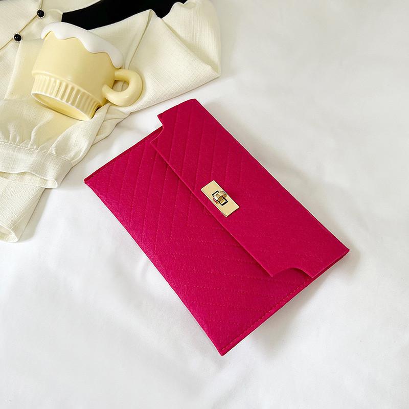 Шикарный черный стильный фетровый клатч-конверт идеально подходящий для летних повседневных прогулок и мероприятий маджента 790₽