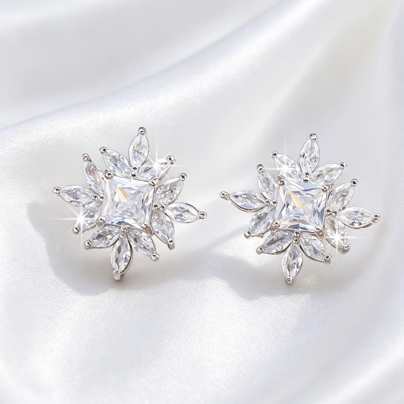 Design Sense Flower Diamond Earrings Women's High Sense Fashion Temperament Versatile Men's Niche Stud Earrings