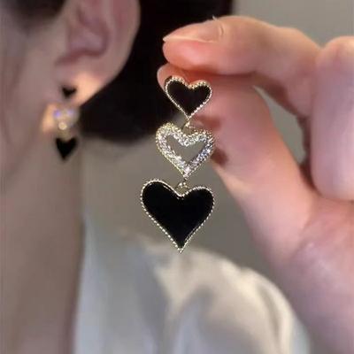 Pendientes de botón con forma de corazón de amor con incrustaciones de circonita coreana para mujer, pendientes geométricos de tres corazones negros, joyería con personalidad para fiestas de bodas