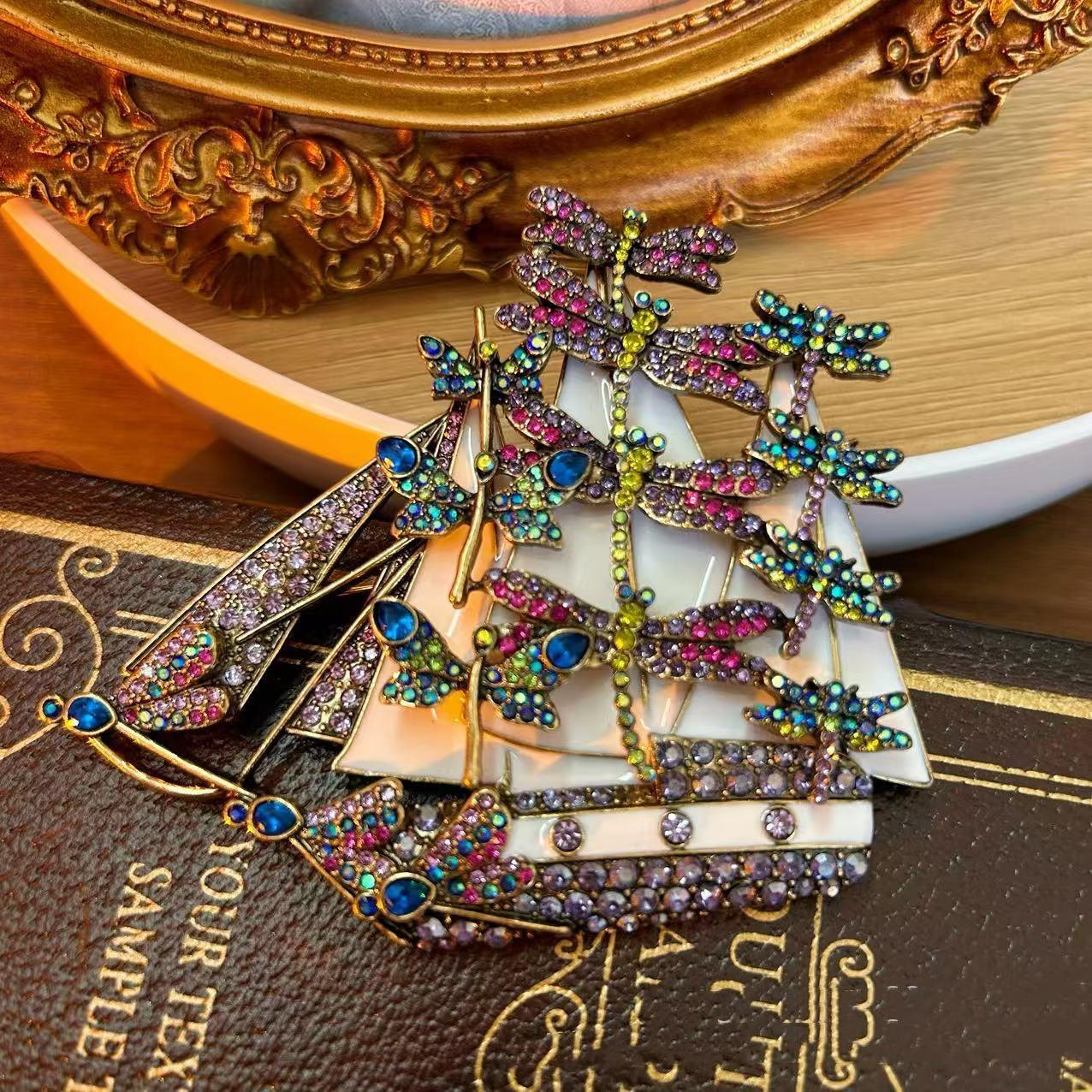 

Vintage Classic Women Men Heavy Industry Crystal Brooch Badgeds Middle Style Unisex Rhinestone Exquisite Pin Accessories Gift