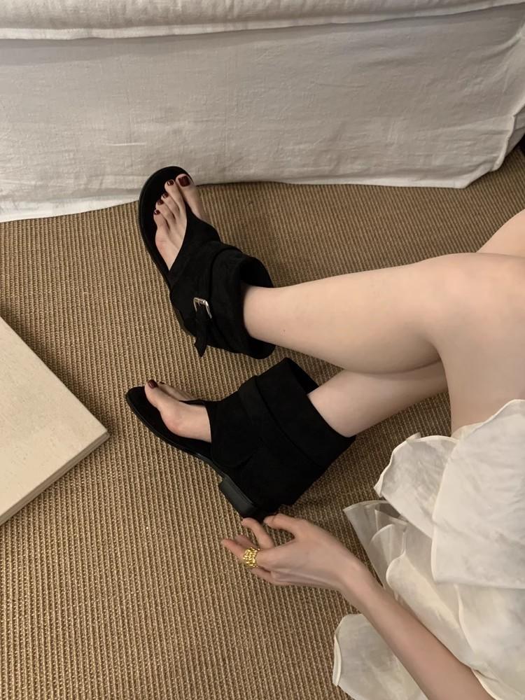 Französische Sandalen aus weichem Leder mit Fischgrätenmuster für Damen, Sommer 2025, neue weiche, flache Sohle, coole Stiefel mit lockerem Schaft, Lager-Röhren-Kurzstiefel