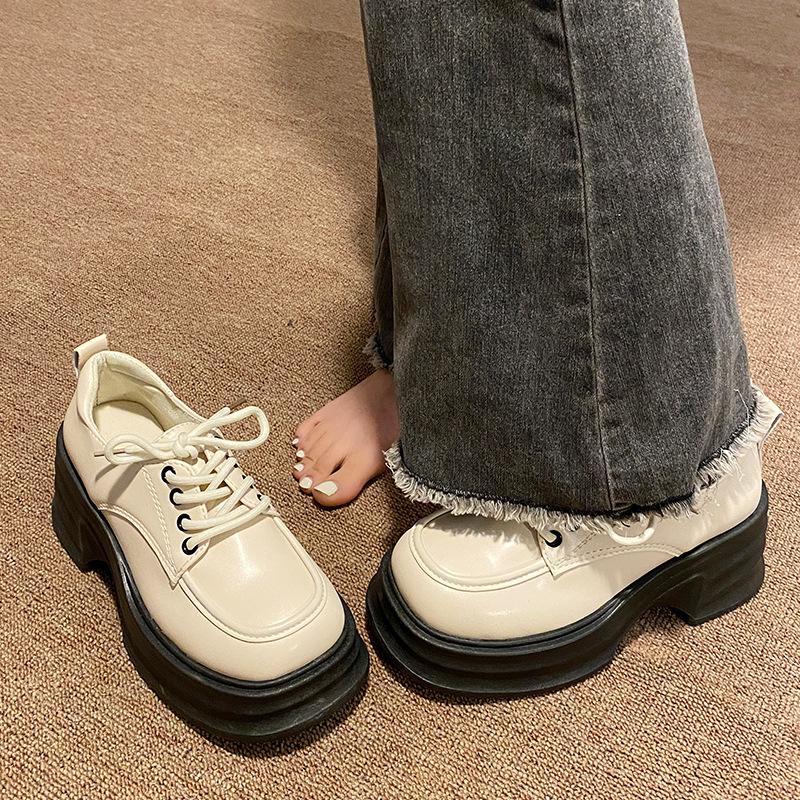 Frühling neue Muffin-Plateau Retro kleine Lederschuhe Damen Britischer Stil Slipper Erhöhende Lackschuhe