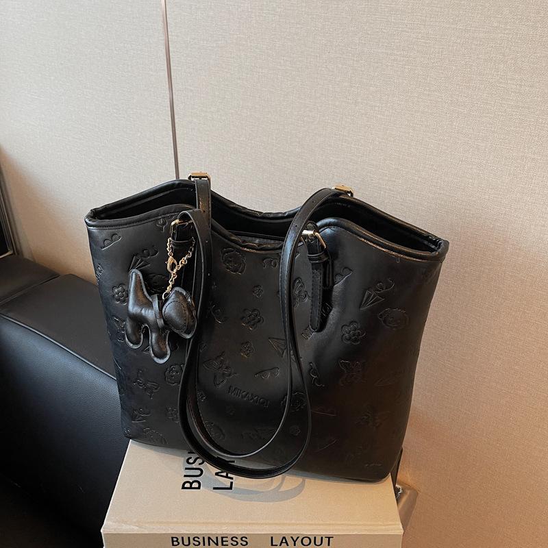 Large capacity versatile shoulder bag 2025 new work sense casual armpit bag fashion tote bag women
