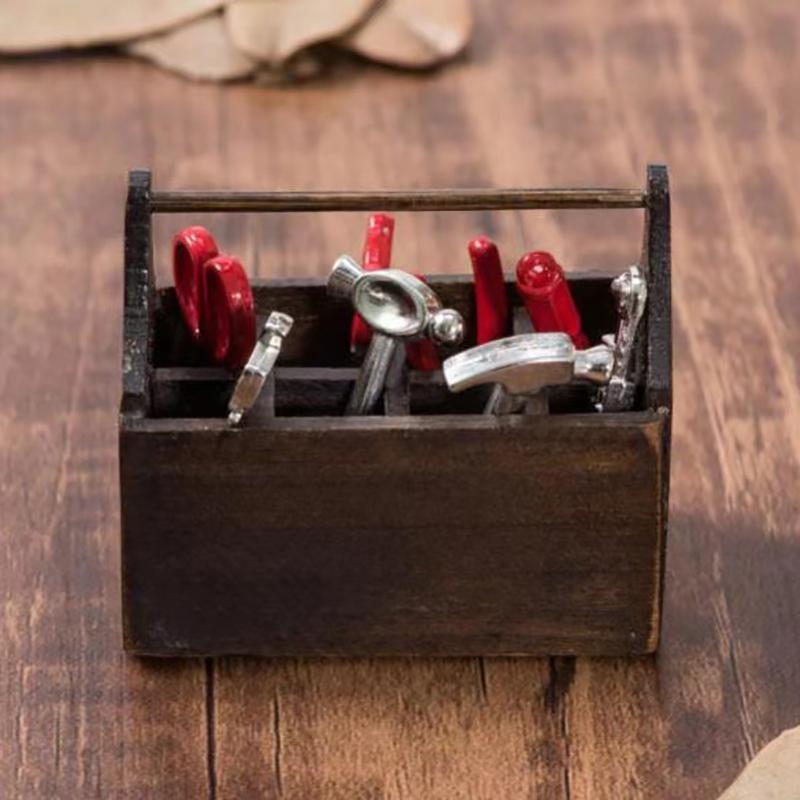 

1 комплект декоративных реквизитов для фотосъемки 1: 12 миниатюрных деревянных многофункциональных металлических ящиков для инструментов кукольный домик мини-набор инструментов орнамент красный