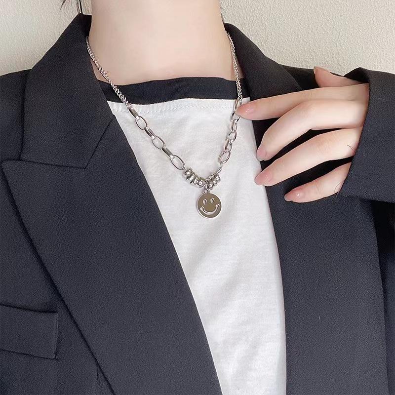 Neue Halskette aus Titanstahl mit Smiley-Anhänger, Spleißen der Halskette für Männer und Frauen, Nische mit kalter Windpersönlichkeit, Schlüsselbeinkette
