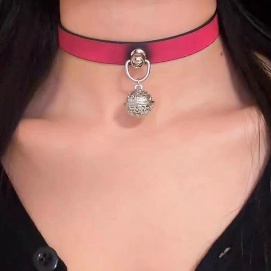 Chique Pittige Meisje Leren Bel Choker Ketting – Uniek Minderheidsontwerp