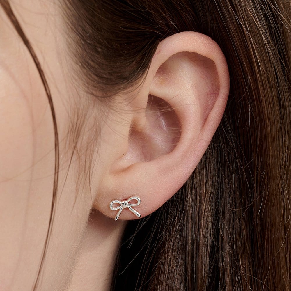 [Worn by Nam Ji-hyun, Miyeon of Idol, Ye-eun of Elzup, and Kang Han-na] [Sv925] Adorable Ribbon Earring White