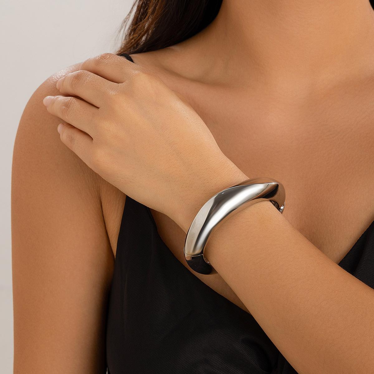 

Преувеличенный Большой Металлический Гладкий Зеркальный Открытый Браслет Инс Холодный Ветер Ювелирные Изделия