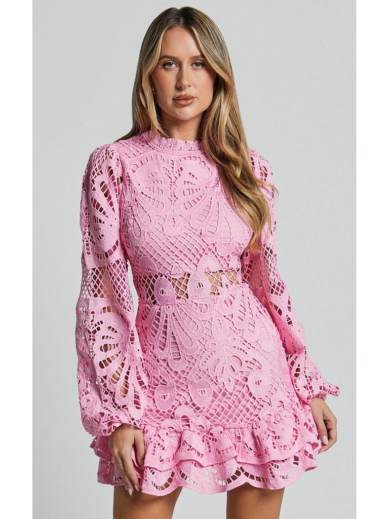 Evropské a americké večerní šaty áčkového střihu se stojáčkem, lucernovými rukávy, volánovým detailem a krajkou rozpustnou ve vodě