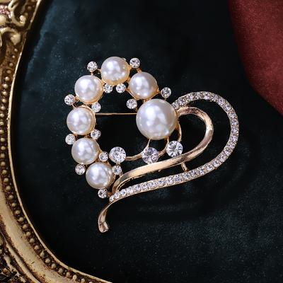 Simple Fashion Pearl Love Brooch Niche Design High Sense Pin Clothing Creative Temperament Versatile Corsage