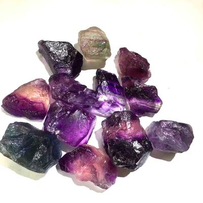 100 g natürlicher farbiger Fluorit, raues Mineral, Probe, Dekoration, dekoratives Kunsthandwerk, lila Fluorit
