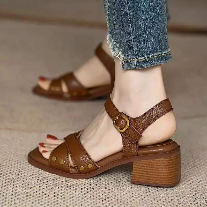 Elegante Frau Absatzschuhe Marke Schnallenriemen Damen Sandalen Mode Eckige Zehenpartie Büro und Karriere Sommer Nieten Absatzsandalen