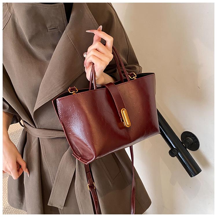 High-quality Handbag for Large Women Versatile Luxury Commuting Letter Shoulder Bag Fashiable Single-shoulder Crossbody Bag