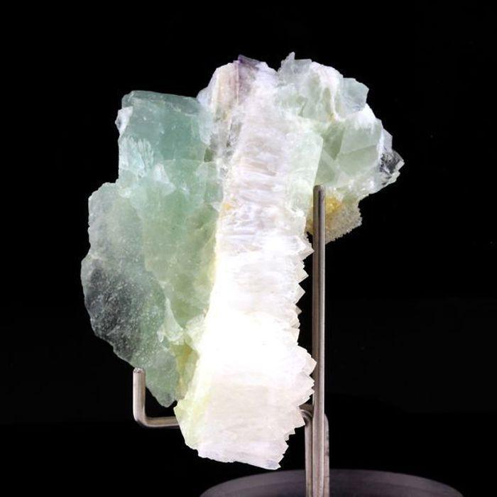 Pierres et Minéraux. Fluorite + Quartz. 273.25 ct. Marsanges Mine, Langeac, France.