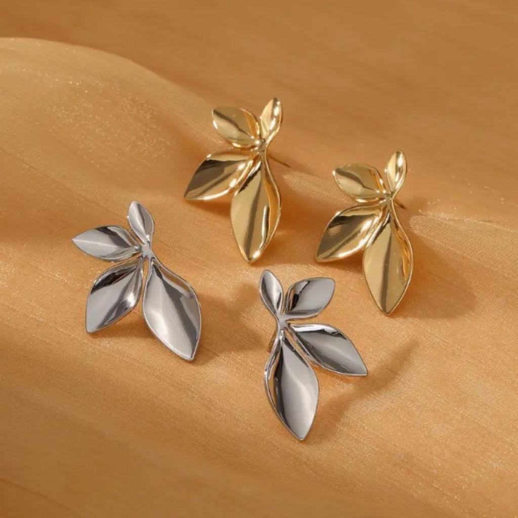 Gold-Plated Leaf Stud Earrings: Modern, Smooth Copper Design with a Cool, High-End Feel