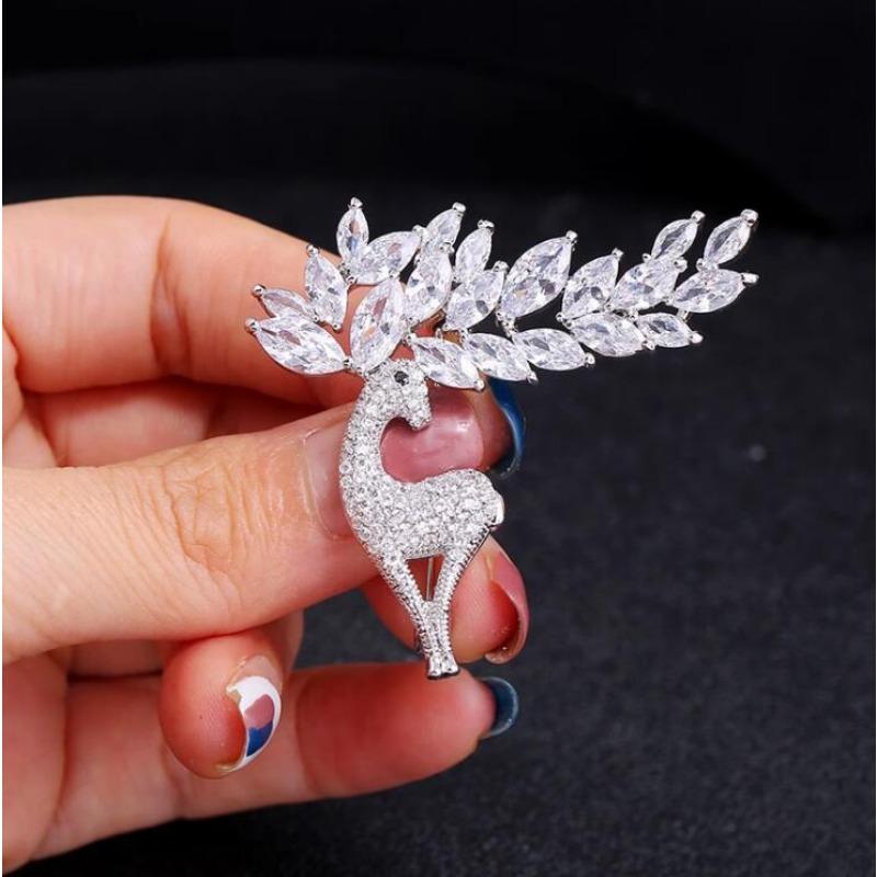 Crystal Animal Brooch Sika Deer Exquisite Super Shiny Jacket Coat Corsage Elk Pin with Accessories Women