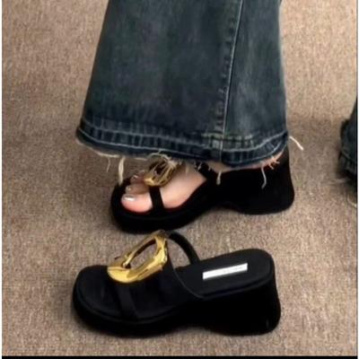 Black Thick-bottomed Cool Slippers Women's Summer New Niche Fashion Simple Metal One-word Beach Slippers