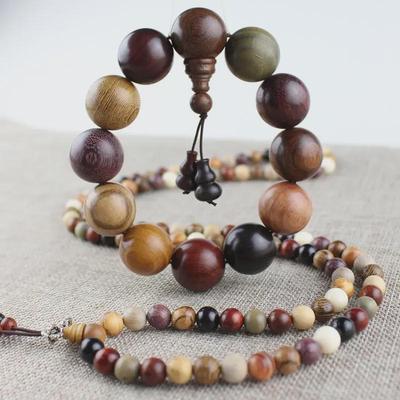 Barevné dřevěné buddhistické korálky náramek: Santalové dřevo, kuřecí křídlo, růžové dřevo, thuja, eben