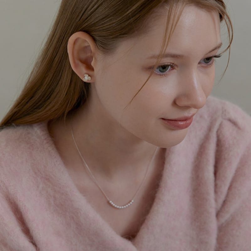 Lewe With Pearl Necklace