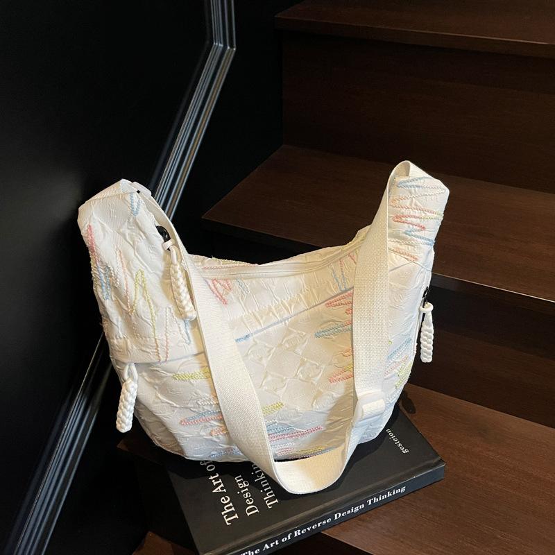 Today's popular large-capacity color thread cloth bags, wide shoulder straps, messenger bags, trendy versatile dumpling bags, women's bags.