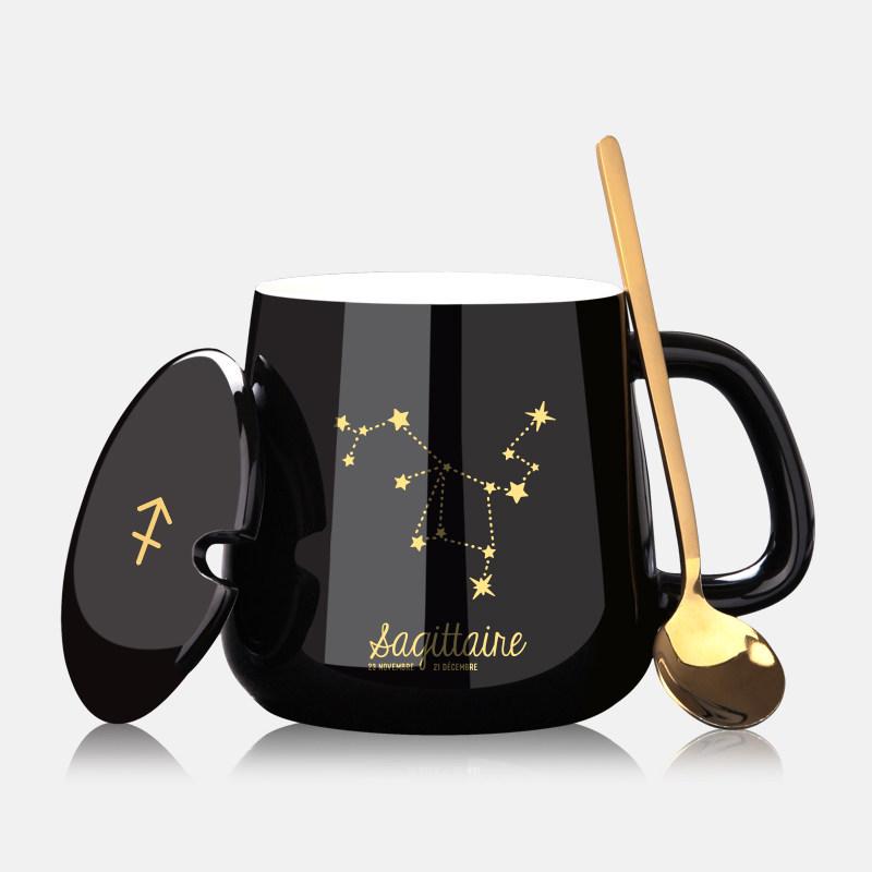 Spersonalizowany ceramiczny kubek do kawy z pokrywką i łyżeczką - Świąteczny wzór dla par