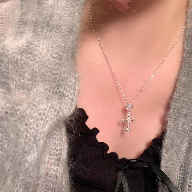

Cross Pendant Necklace for Women with Embedded Crystals Lightweight Luxury Chain Necklace Adjustable Length Jewelry Accessory серебряный
