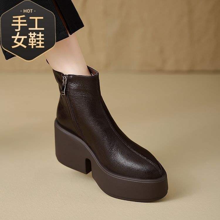 

Водонепроницаемый стол на высокой толстой подошве, маленькие ботинки Мартина для женской осени и зимы, остроносые ботильоны на высоком толстом каблуке, короткие ботинки с боковой молнией 38 коричневый