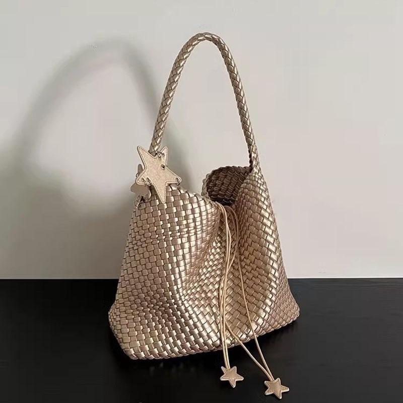 Gold hand-woven bag, bucket bag, women's high-end sense, exquisite hand-carried small bag, versatile commuter casual tote bag