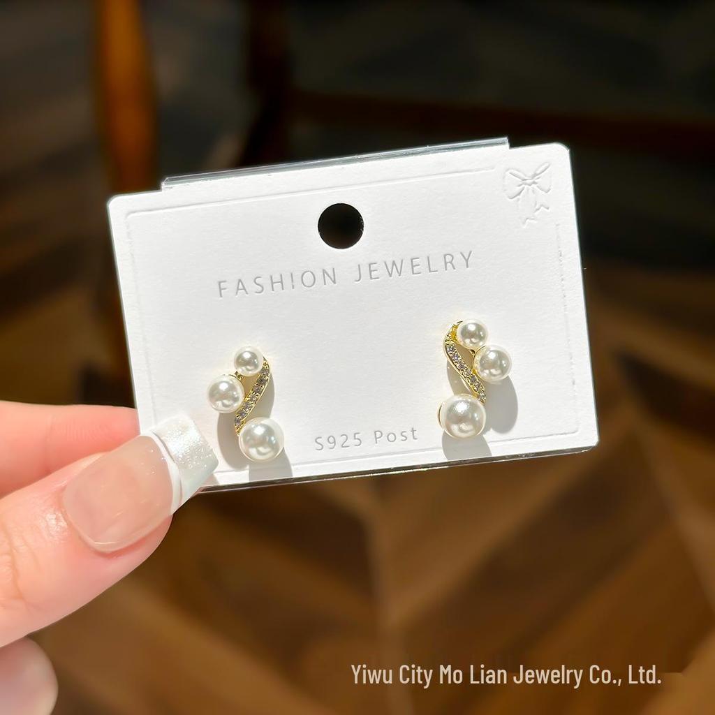 Pearl Stud Earrings - Hong Kong Style, Versatile Luxury Design for a Sophisticated Look.