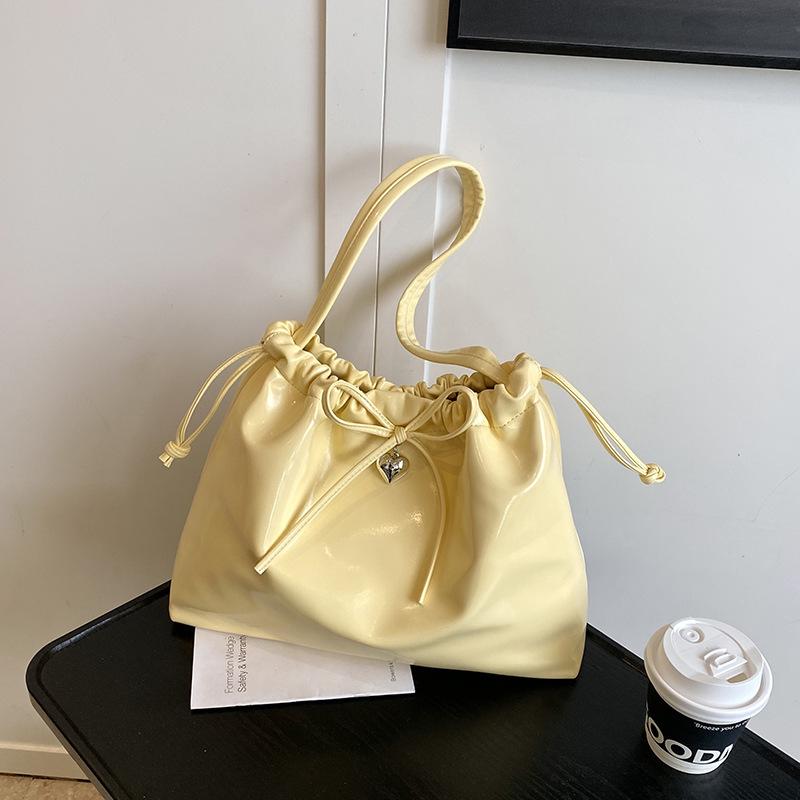 

Spring simple large-capacity armpit bag commuter women s bag 2025 new simple drawstring tote bag versatile shoulder bag жовтий