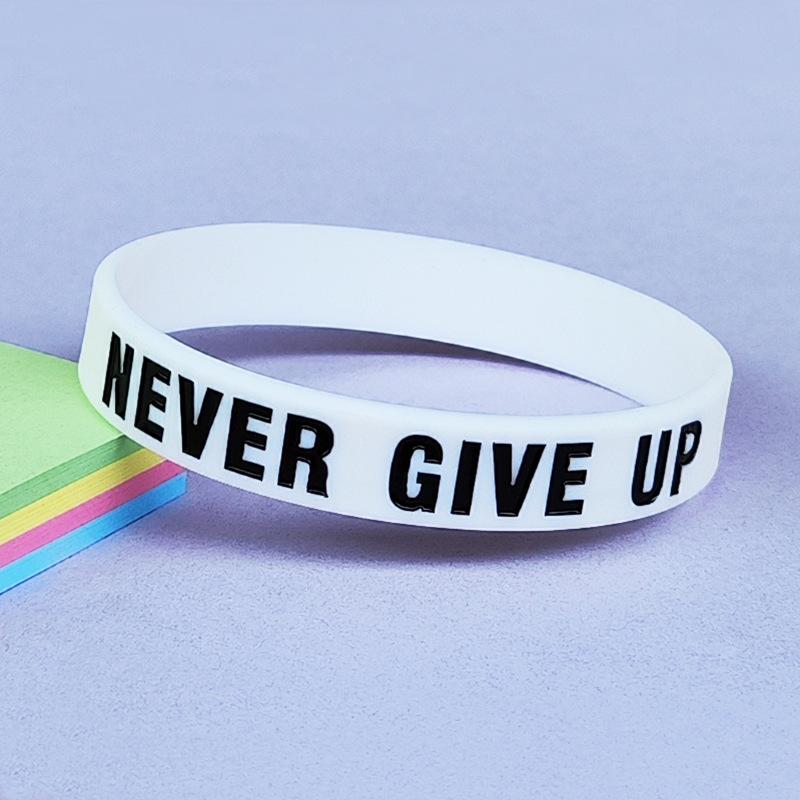 Modisches motivierendes Silikon-Armband 'Never Give Up' mit farbigem Schriftzug, inspirierendes Armband, elastisches Sport-Gummiarmband, Geschenke