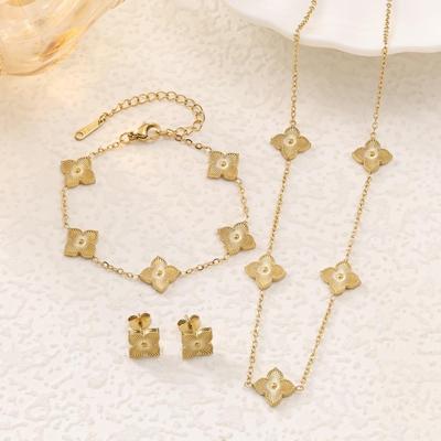 Elegantes 18K Titanstahl Schmuckset: Laserstreifen Klee Armband, Halskette & Ohrstecker