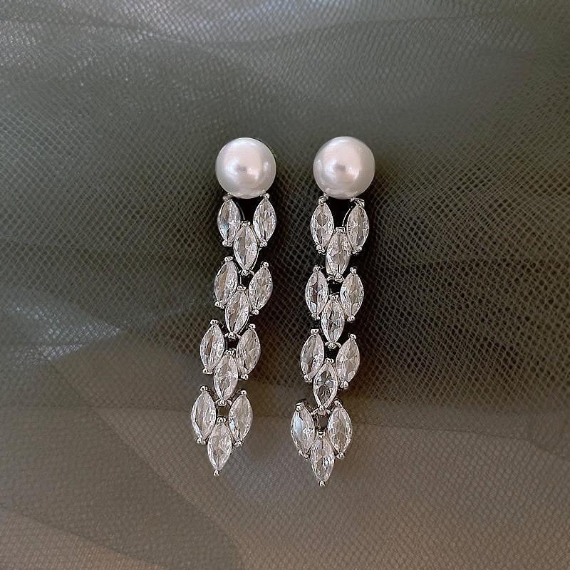 Tide Metal Fringed Earrings, High-end Temperament, Long Stud Earrings, Women's Exaggerated Earrings.
