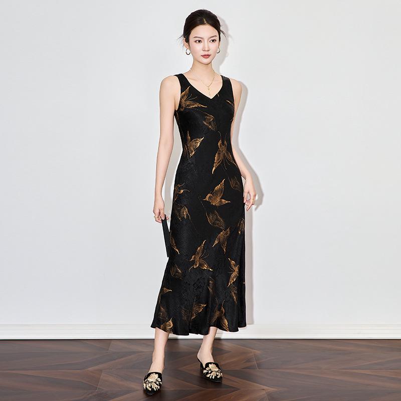 

Элегантное французское платье макси с V-образным вырезом, приталенное, жаккардовое с эффектом кракелюра, из сатина Small чёрный