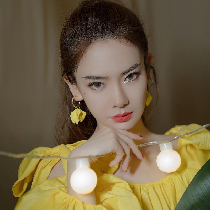 Small fresh yellow mesh flower earrings summer sweet light luxury stud earrings vacation style high-end earrings