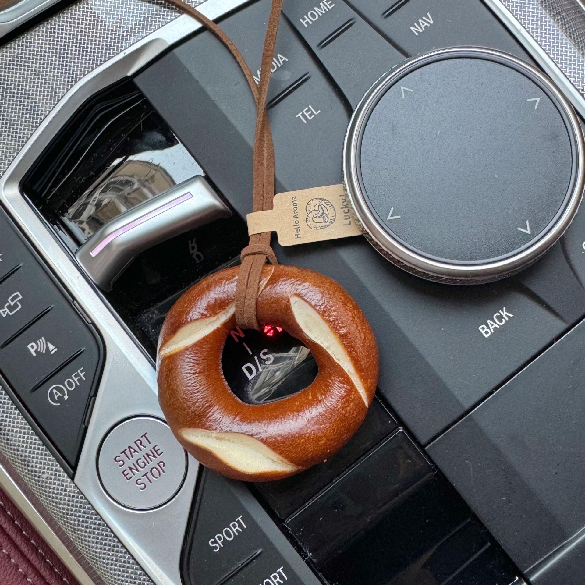 

Подвеска-узелок в виде хлеба ручной работы для зеркала заднего вида автомобиля