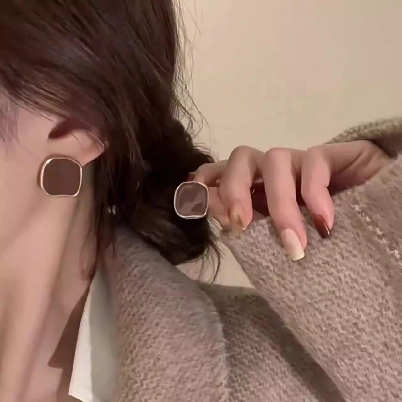 

Vintage Irregular Geometry Square Black Enamel Stud Earrings for Women Charm Party Jewelry Korean Trendy Accessories Wholesale коричневий