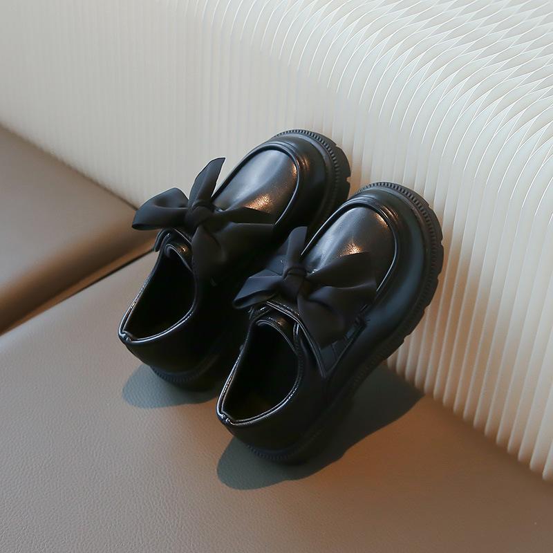 

Маленькие кожаные туфли для девочек. Туфли принцессы. Мягкая подошва. Мокасины с бантом. Детская обувь. 31 чёрный