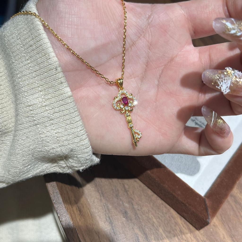 Gerichtsstil Leichter Luxus, High-End Retro Diamantbesetzter Rubin Schlüssel, Schlüsselbein Halskette, Damen Mode Anhänger, Exquisites Temperament