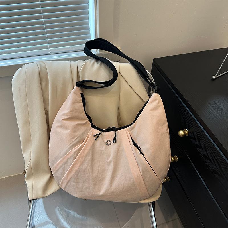 

Large-capacity simple pleated crescent bag trendy casual shoulder bag going out commuting versatile women s messenger bag one size fits all