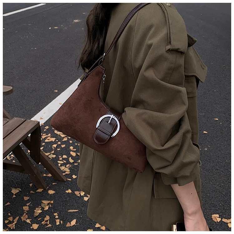 

Жіноча ретро замшева сумка кросбоді - Універсальний осінньо-зимовий стиль 2025, на одне плече, під пахву 28x8x21 кавовий