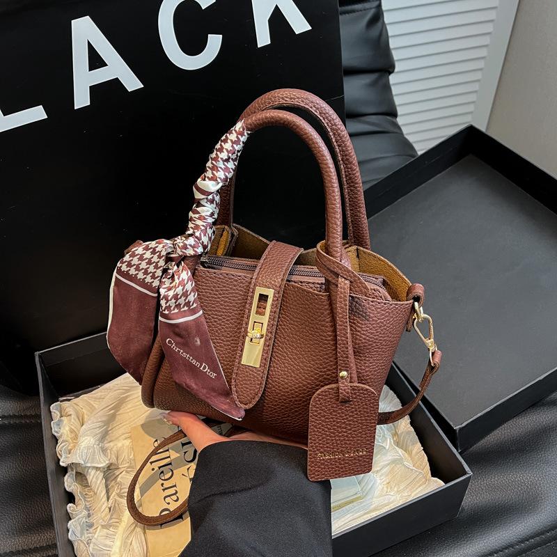 Premium sense retro small bag women's 2025 new spring and summer versatile messenger bag fashion super fire portable bucket bag