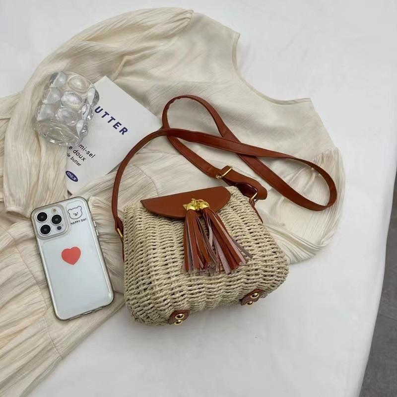 IELGY Retro Tassel Messenger Straw Bag All-Match Woven Holiday Style Beach Bag