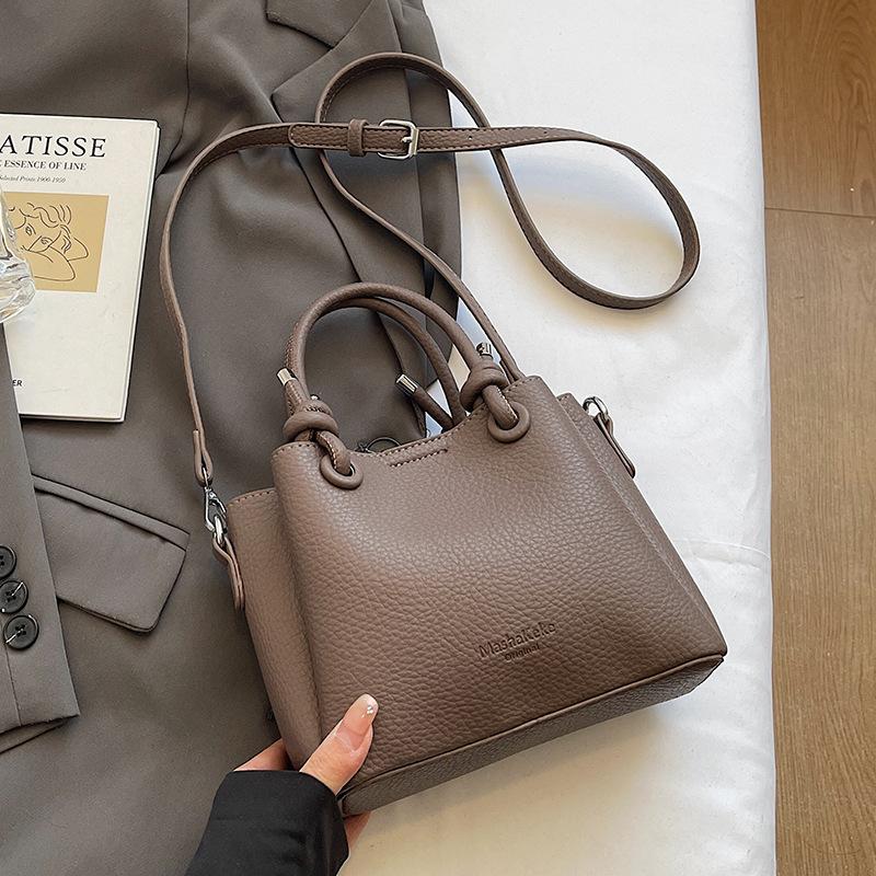 

2025 новый корейский тренд повседневный инс простой ветер портативная сумка-ведро высококачественная женская сумка-мессенджер с узором личи