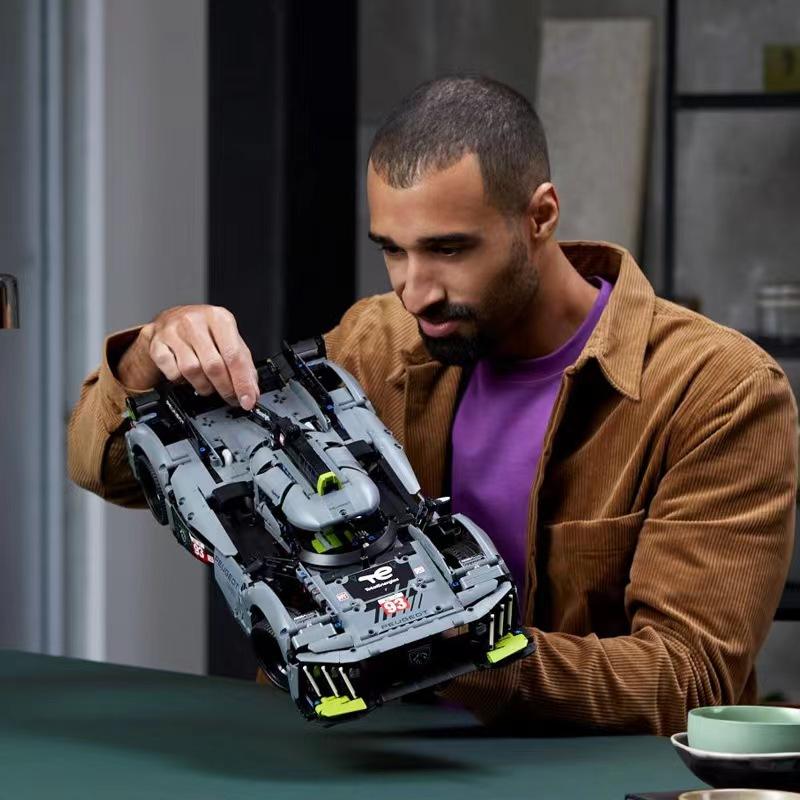 LEGO Technic PEUGEOT 9X8 24H Le Mans Hybrid Hypercar 42156