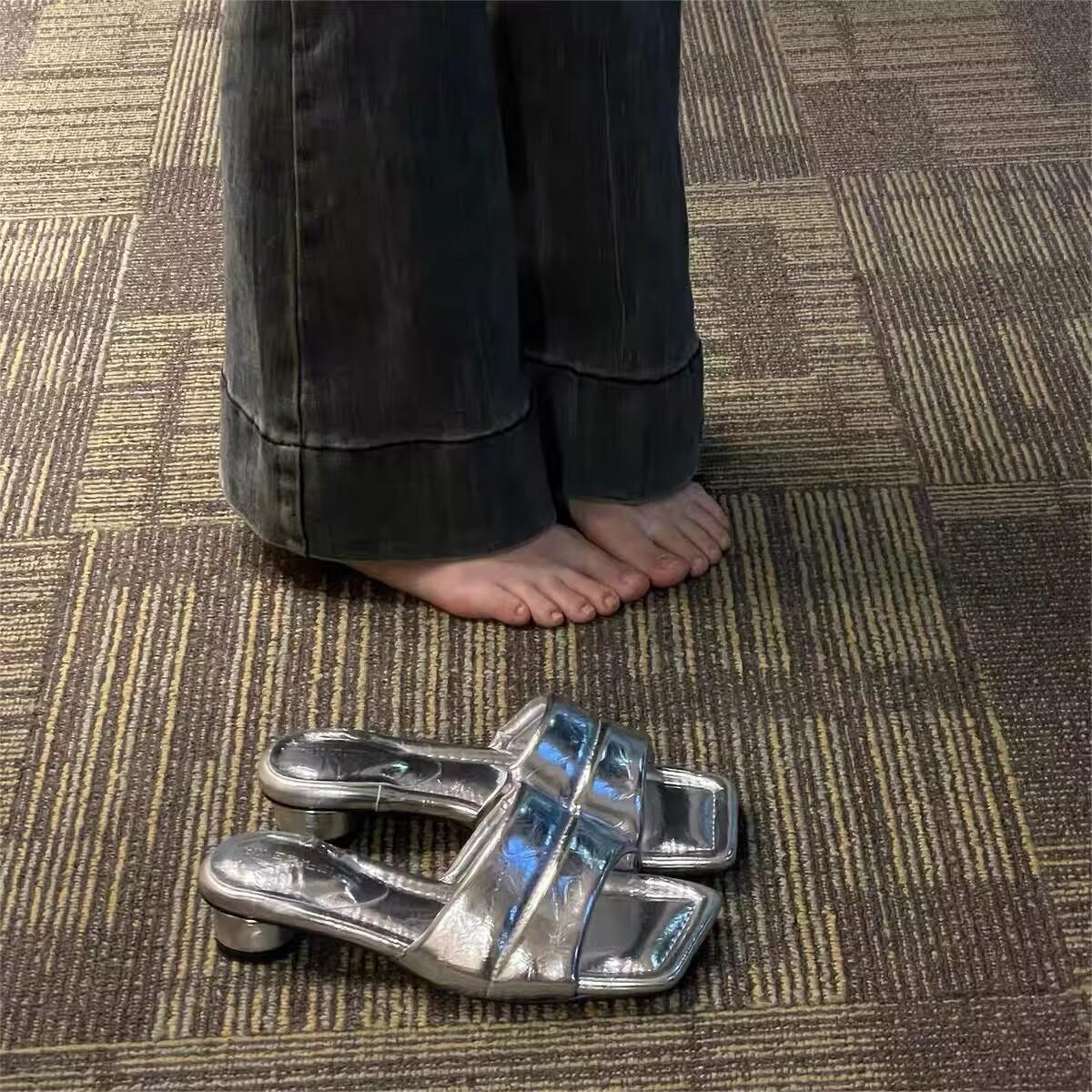 

2025 new simple slippers women s summer wear fashion open-toed Korean version square head one-word drag women s low-heeled cool slippers 40