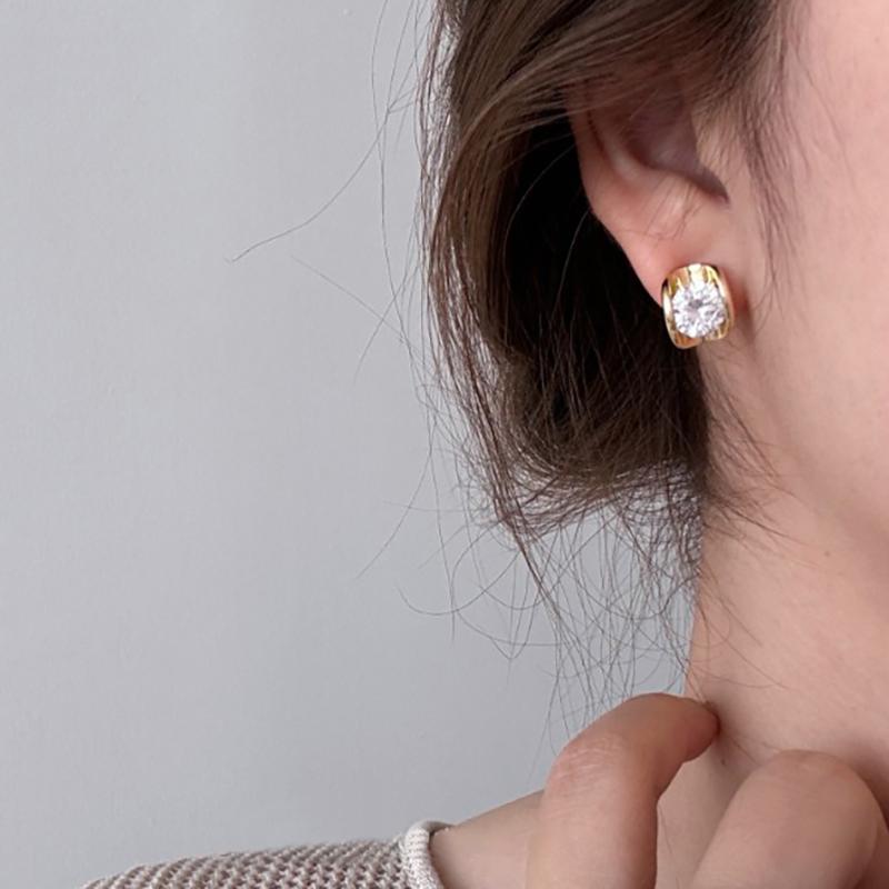 Boucles d'oreilles clous ovales en zircon brillant pour femmes Mode Couleur Or Boucles d'oreilles géométriques en métal Luxe léger Accessoires de joaillerie populaires