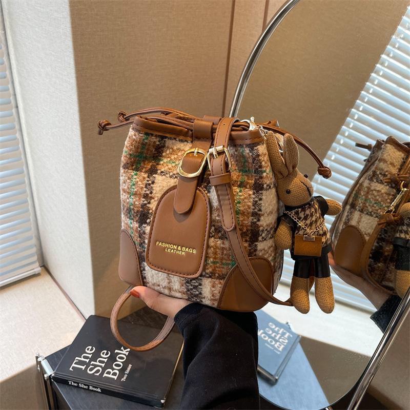 Feeling niche retro woolen bucket small bag women's 2026 new fashionable large-capacity portable shoulder bag