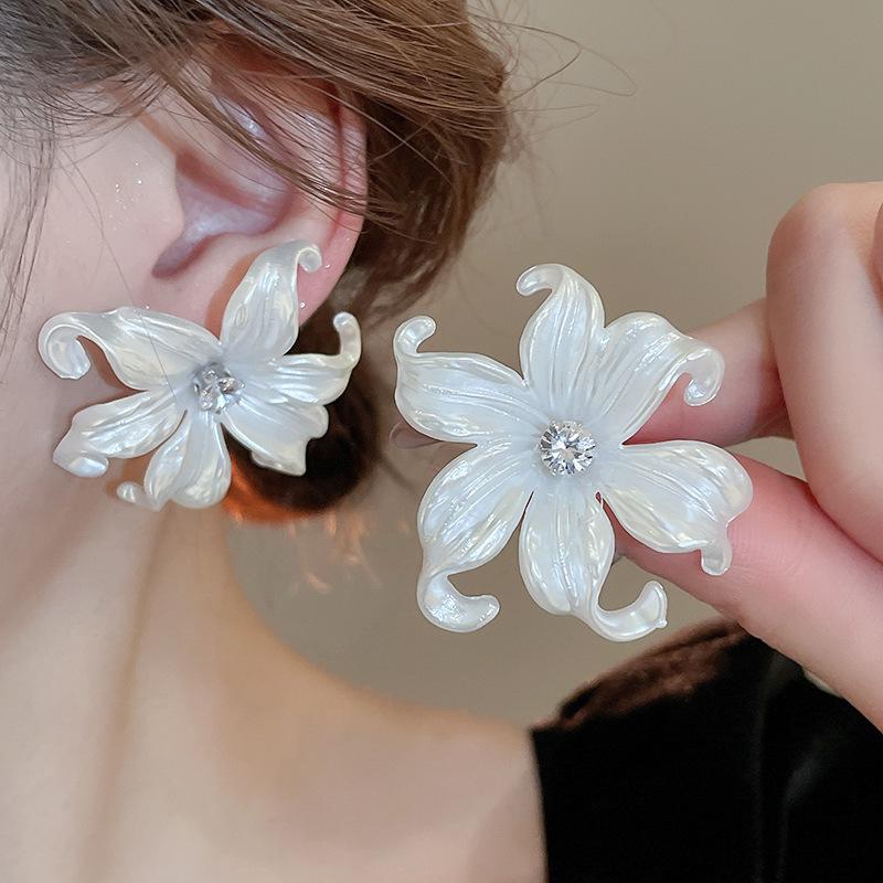 Boucles d'oreilles puces élégantes en argent avec fleurs de perles et pampilles - Mode française haut de gamme polyvalente